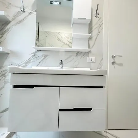2 Bedroom 1122 Apartment *